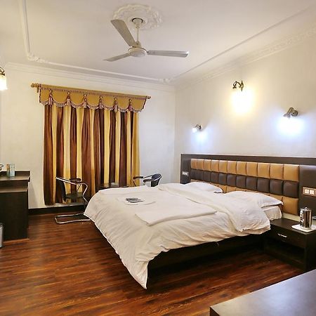 Srīnagar Hotel Ibni Kabeer מראה חיצוני תמונה