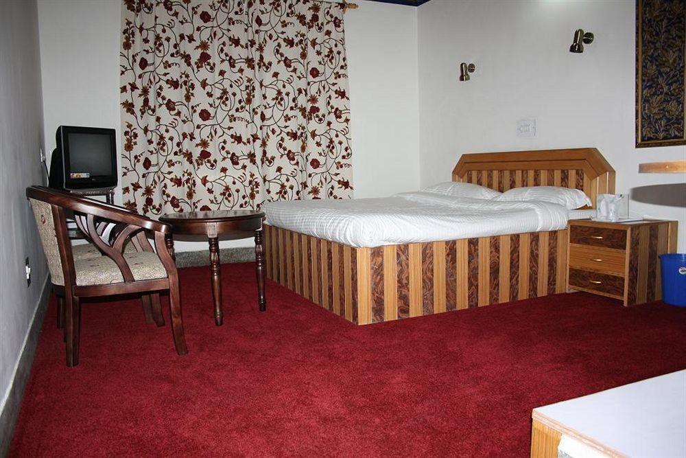 Srīnagar Hotel Ibni Kabeer מראה חיצוני תמונה