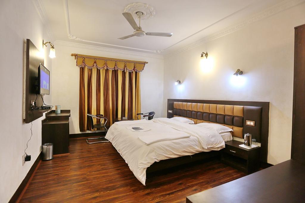 Srīnagar Hotel Ibni Kabeer מראה חיצוני תמונה