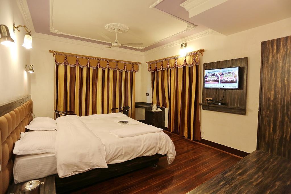 Srīnagar Hotel Ibni Kabeer מראה חיצוני תמונה