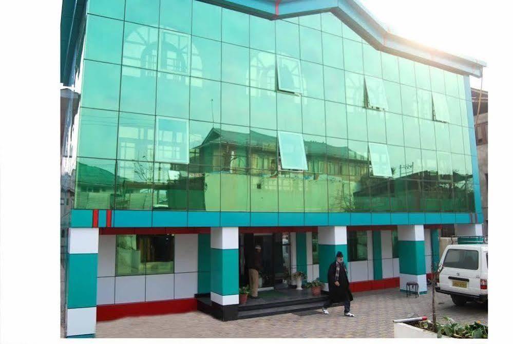 Srīnagar Hotel Ibni Kabeer מראה חיצוני תמונה