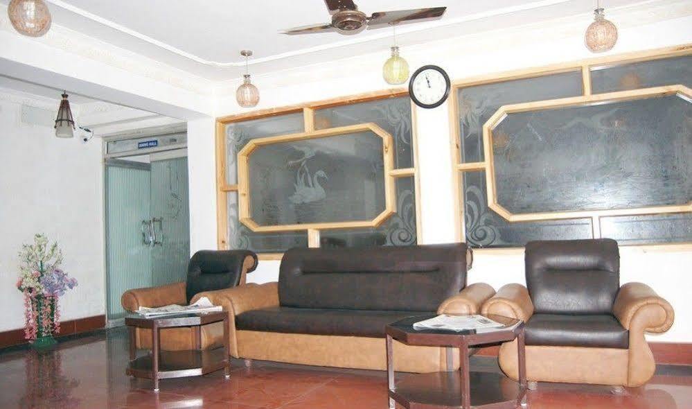 Srīnagar Hotel Ibni Kabeer מראה חיצוני תמונה
