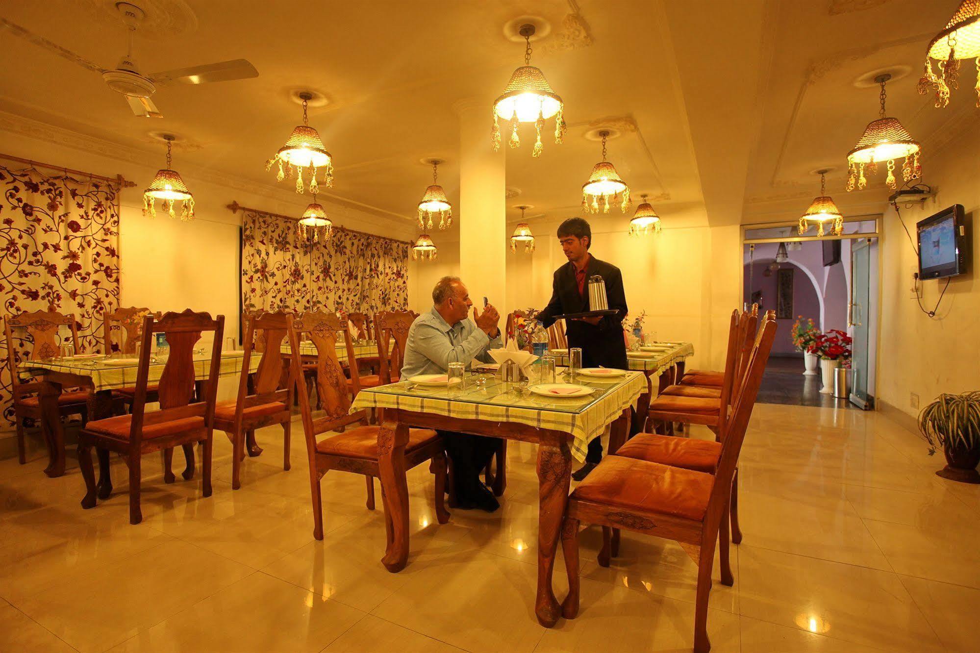 Srīnagar Hotel Ibni Kabeer מראה חיצוני תמונה
