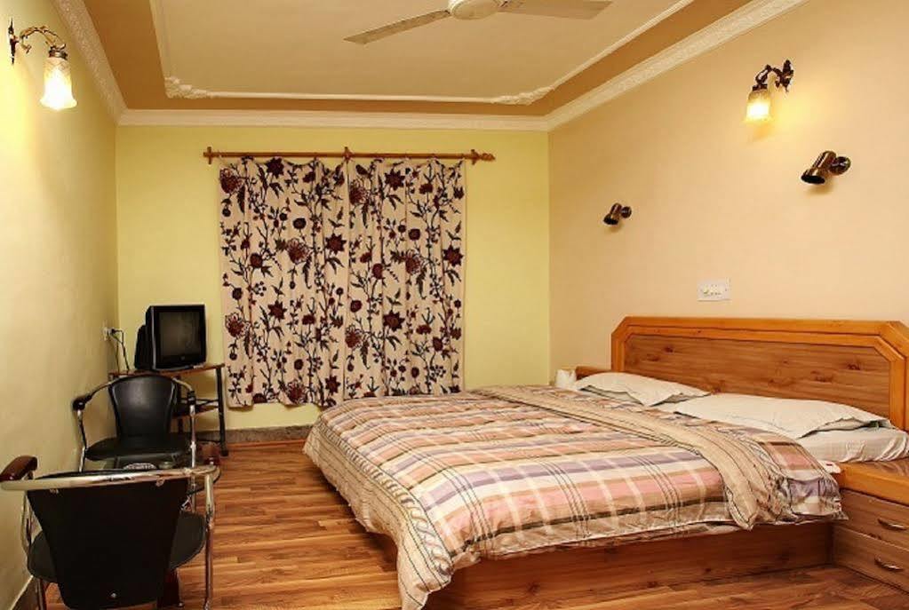 Srīnagar Hotel Ibni Kabeer מראה חיצוני תמונה