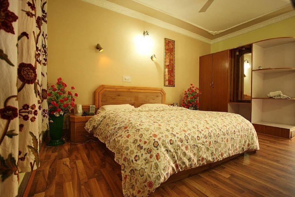 Srīnagar Hotel Ibni Kabeer מראה חיצוני תמונה