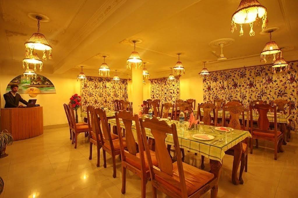 Srīnagar Hotel Ibni Kabeer מראה חיצוני תמונה