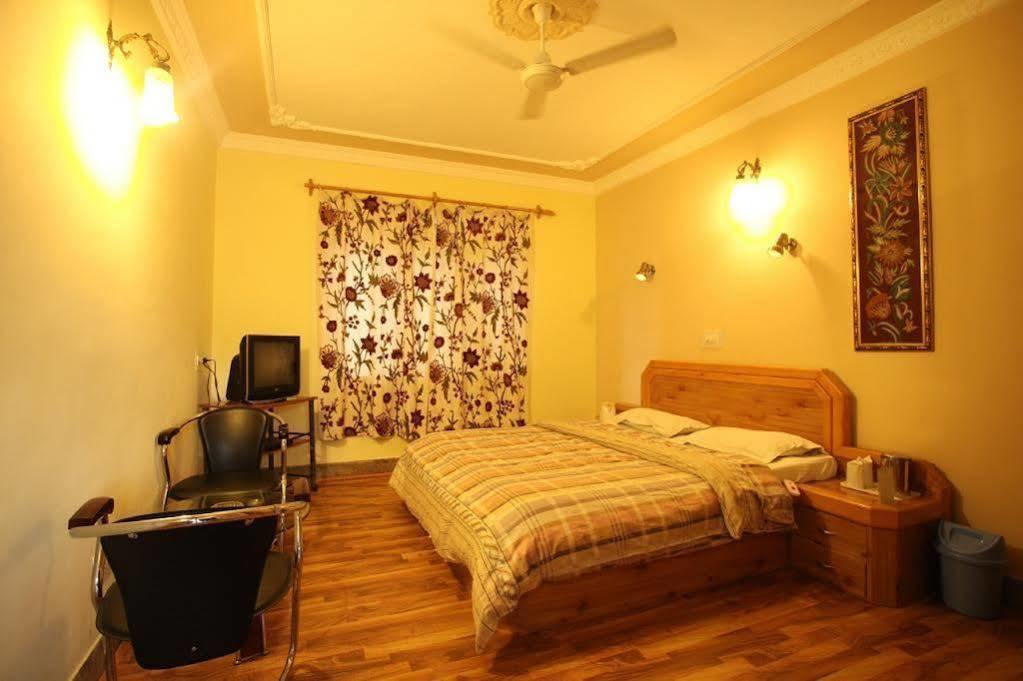 Srīnagar Hotel Ibni Kabeer מראה חיצוני תמונה