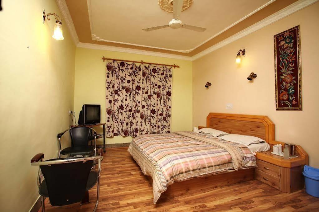 Srīnagar Hotel Ibni Kabeer מראה חיצוני תמונה
